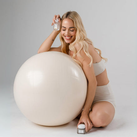 La PIEL Citrus Glow Natural Deodorant And Detox Mask For Armpits In The Hands Of A Woman In A Sporty Combination