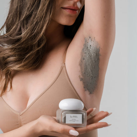 La PIEL Prirodna Detox Maska Na Pazuhu Prikaz Koristenja Tijekom Rutine Njege